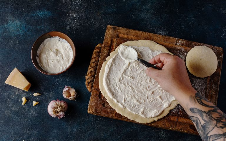 valkoinen pizzakastike